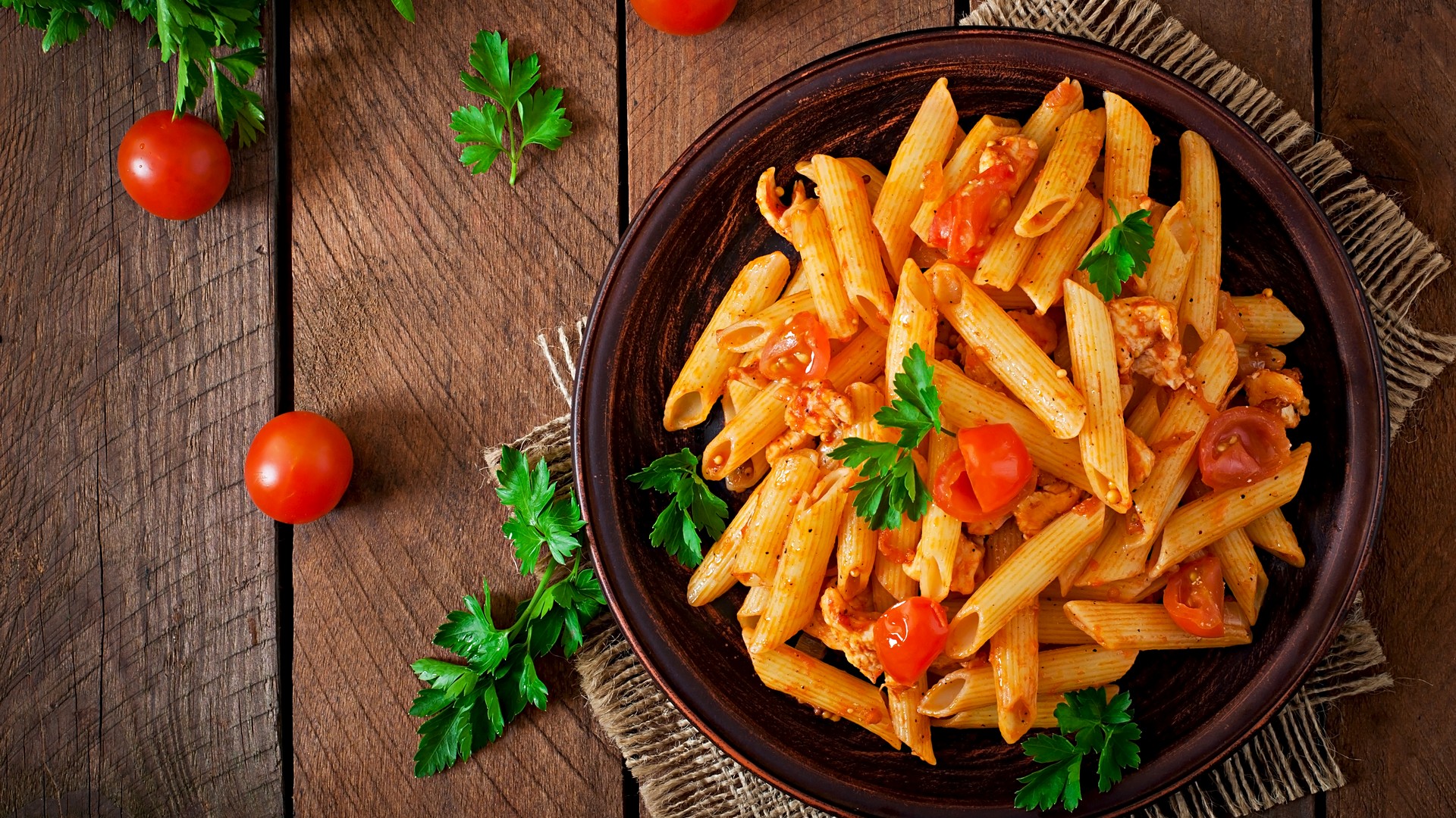 Penne,Pasta,In,Tomato,Sauce,With,Chicken,,Tomatoes,Decorated,With